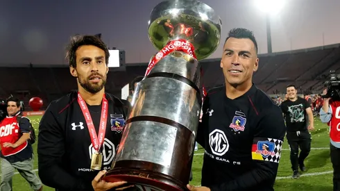 Valdivia con Paredes sosteniendo la Supercopa 2018. ¿Seguirán en 2020 en Colo Colo?