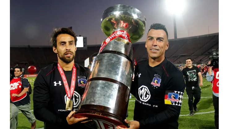 Valdivia con Paredes sosteniendo la Supercopa 2018. ¿Seguirán en 2020 en Colo Colo?