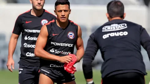 Alexis Sánchez frente a Claudio Bravo en la práctica de hoy en Los Angeles