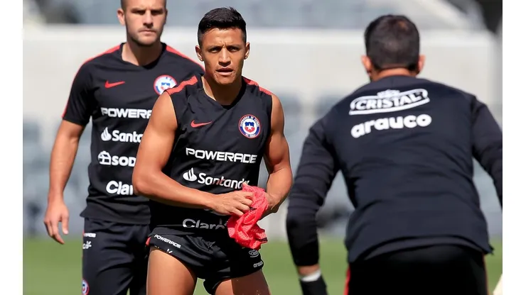 Alexis Sánchez frente a Claudio Bravo en la práctica de hoy en Los Angeles