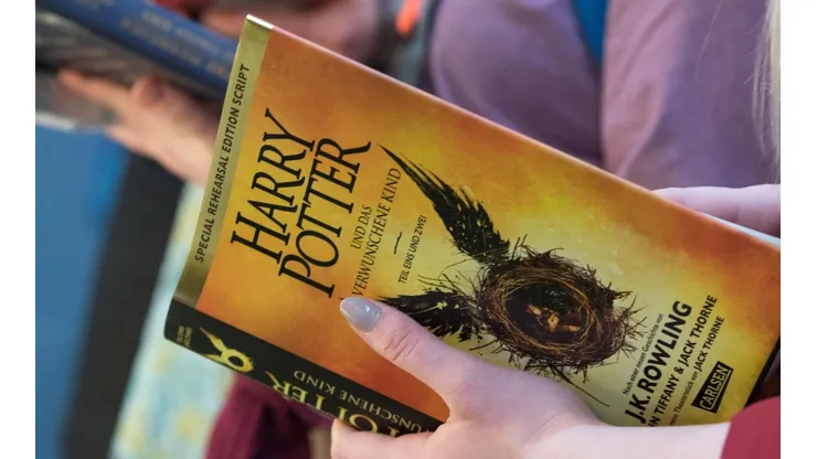 Una copia de Harry Potter y el legado maldito, spin-off de la saga.