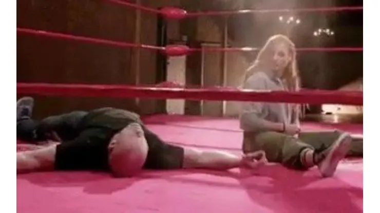 Becky Lynch le hace una paralizadora a Stone Cold