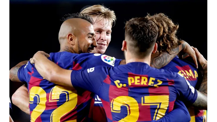 Arturo Vidal celebra junto a Frenkie de Jong y Antoine Griezmann.