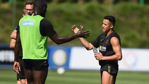 Así fue el reencuentro de Alexis con Lukaku.