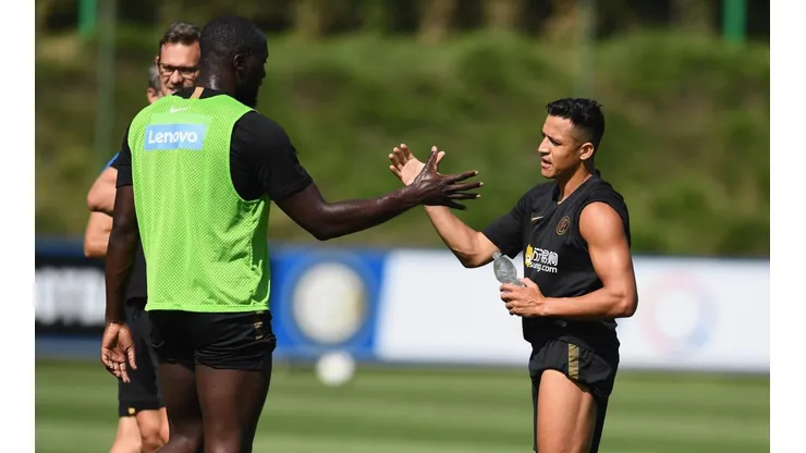 Así fue el reencuentro de Alexis con Lukaku.
