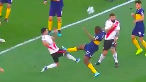 ¡Patadón! Brutal planchazo a Paulo Díaz casi lo saca del Superclásico entre River Plate y Boca Juniors (Foto: Transmisión TNT Sports)
