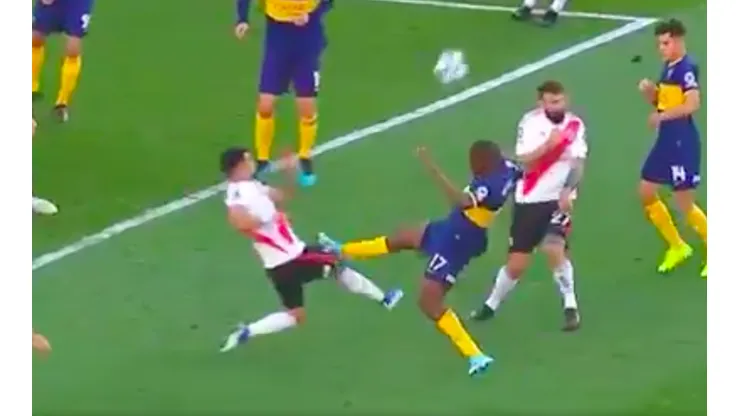 ¡Patadón! Brutal planchazo a Paulo Díaz casi lo saca del Superclásico entre River Plate y Boca Juniors (Foto: Transmisión TNT Sports)