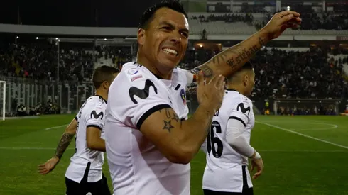 La especial camiseta con que celebran a Esteban Paredes en el Estadio Monumental (Foto: Agencia Uno)