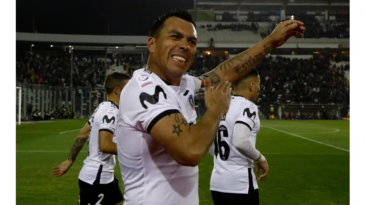 La especial camiseta con que celebran a Esteban Paredes en el Estadio Monumental (Foto: Agencia Uno)