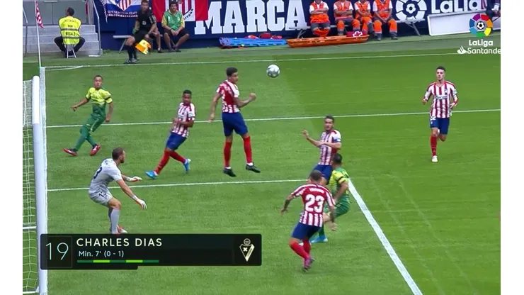 Fabián Orellana lanza el preciso centro para el gol de Charles al minuto 7