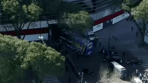 Ahora sí: bus de Boca Juniors llega sin problemas al Monumental de Núñez (Foto: Transmisión ESPN)