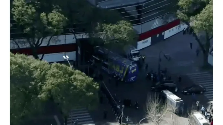 Ahora sí: bus de Boca Juniors llega sin problemas al Monumental de Núñez (Foto: Transmisión ESPN)