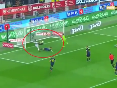 La doble atajada del año fue de un defensor en Rusia: la saca de volea, bloquea con el cuerpo, gana y son líderes