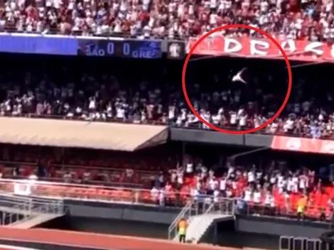 ¡Impactante! Hincha cae al suelo desde varios metros de altura