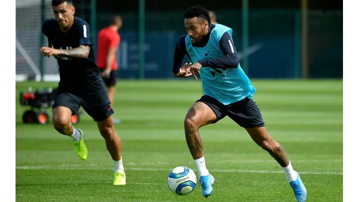 Neymar sigue entrenando con el PSG.
