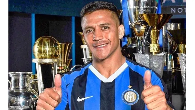 Alexis posó con las copas ganadas por el Inter