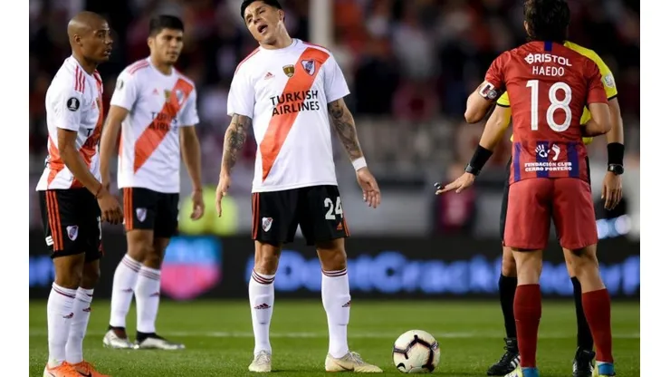Hinchas de Cerro Porteño lanzan fuegos artificiales en hotel para no dejar dormir a River Plate (Foto: Getty Images)