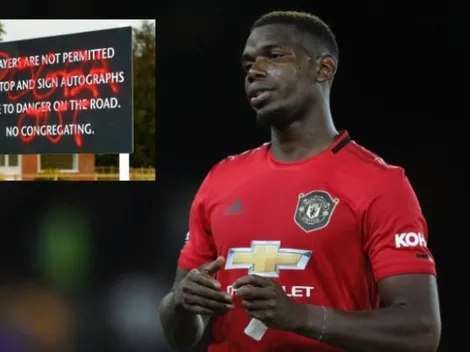 Hinchas del Manchester United rayan un muro pidiendo salida de Pogba