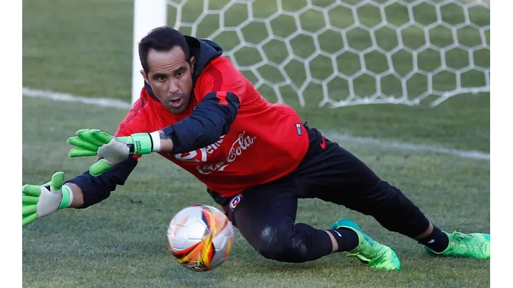Con Claudio Bravo a la cabeza, la Roja jugará dos amistosos ante Argentina y Honduras.