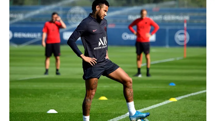 Neymar sigue a la espera de resolver su situación.