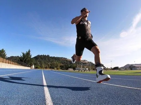 Atleta corrió 100 metros planos con botas de esquí