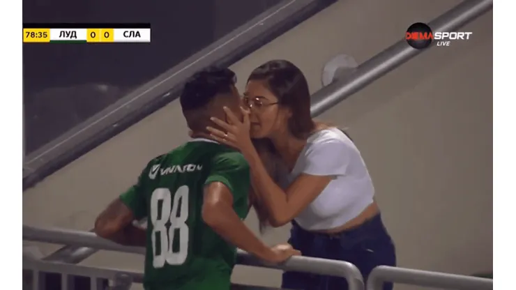 El futbolista logró el beso pero no el gol