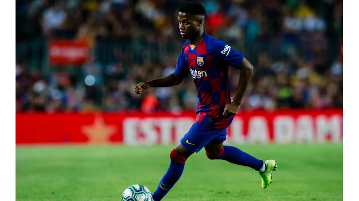 Es el jugador más joven en debutar con el Barcelona desde 1903.