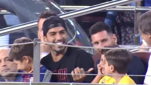 Luis Suárez apunta a Matteo Messi después del gol que no fue