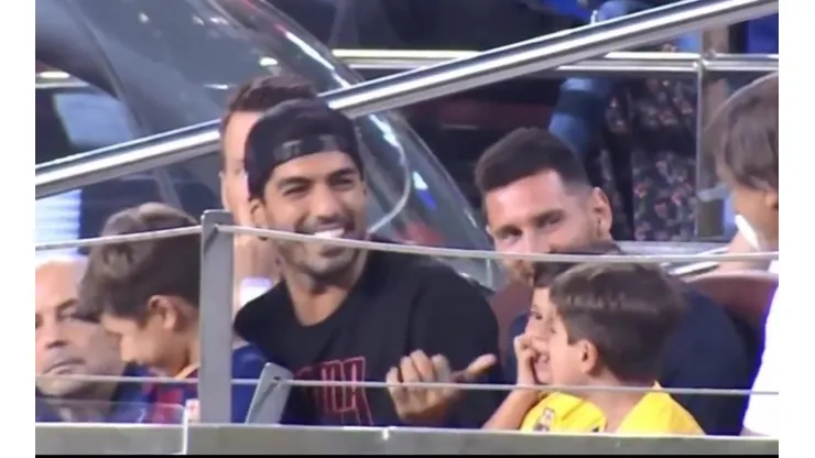 Luis Suárez apunta a Matteo Messi después del gol que no fue