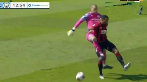 Ederson debió ser expulsado por esta acción en el primer tiempo