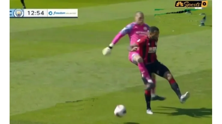 Ederson debió ser expulsado por esta acción en el primer tiempo