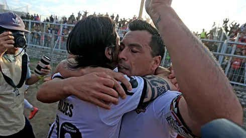 Valdés abraza a Paredes en su momento de gloria.