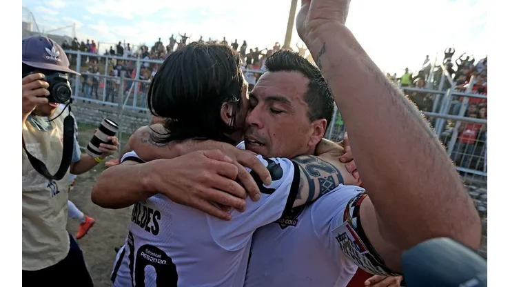 Valdés abraza a Paredes en su momento de gloria.