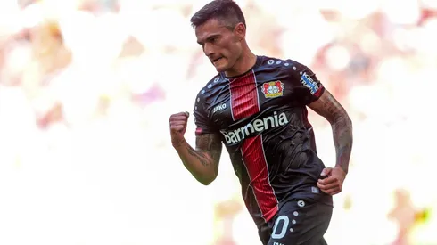 Charles Aránguiz celebra su gol.