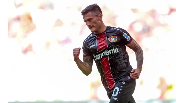 Charles Aránguiz celebra su gol.