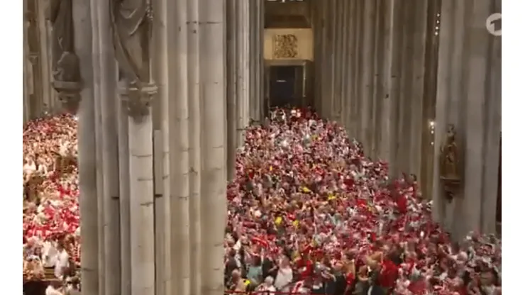 Los fanáticos del Colonia llenaron la catedral.