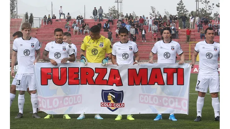 El lienzo con el Colo Colo salió al terreno.