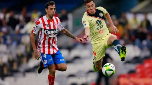 Matías Catalán (4) marcando al ex O'Higgins Cristián Insaurralde en México.