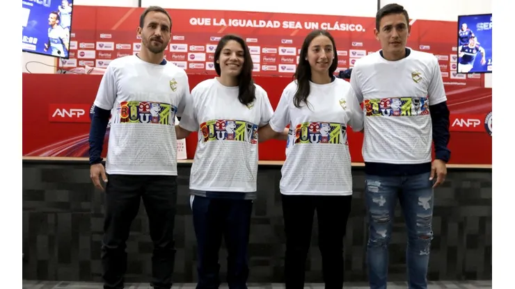 Los cuatro capitanes del clásico universitario.