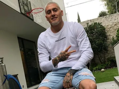 Cambio de look: Nico Castillo se cae en el cloro y le queda el pelo blanco