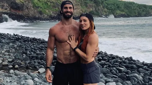 Becky Lynch luciendo su anillo de compromiso junto a Seth Rollins.
