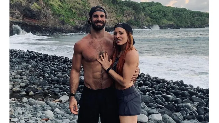 Becky Lynch luciendo su anillo de compromiso junto a Seth Rollins.