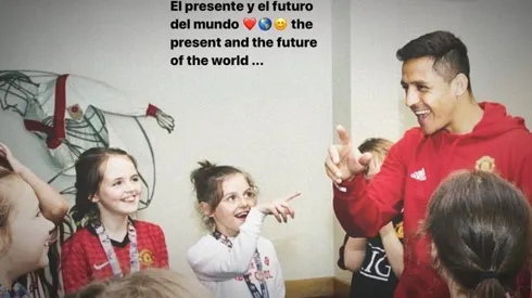 Un Alexis feliz junto a los niños de la Fundación Manchester United