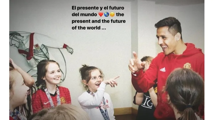 Un Alexis feliz junto a los niños de la Fundación Manchester United