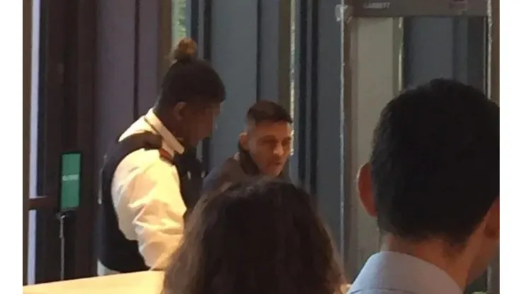 Alexis Sánchez tuvo que hacer la cola para el permiso de ingresar a Estados Unidos