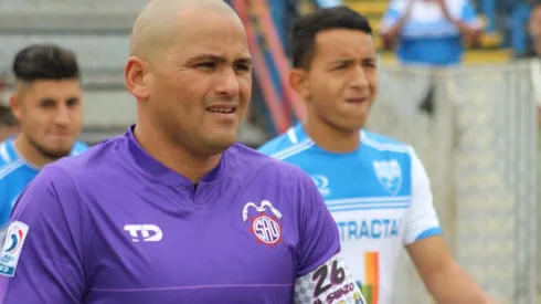 La especial jineta de capitán de Chupete Suazo en San Antonio Unido (Foto: Maximiliano Cárdenas)