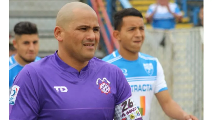 La especial jineta de capitán de Chupete Suazo en San Antonio Unido (Foto: Maximiliano Cárdenas)