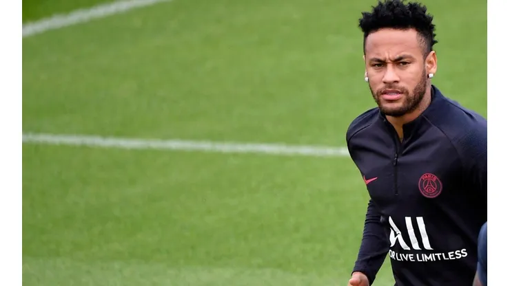 Neymar se mantiene entrenando con el equipo parisino.