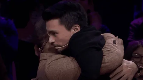 Nico Gavilán abrazado por Julián Elfenbein.