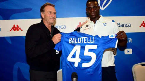 Mario Balotelli fue presentado y recibido por una gran multitud.